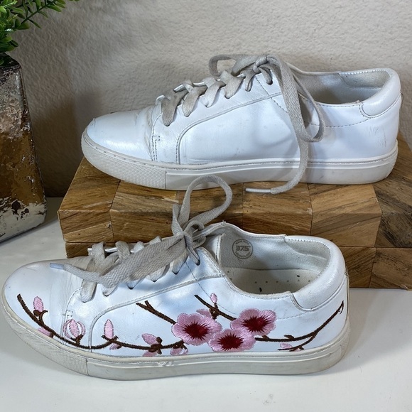 KENNETH Cole Kam Blossom Embroidered Sneaker Size 6 - Picture 3 of 14